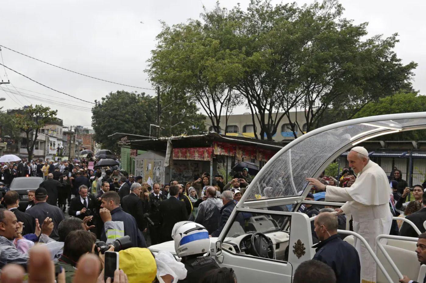 <b>Visita a los barrios más pobres de América Latina. </b>Desde las favelas en Brasil hasta los pueblos olvidados de Bolivia y Paraguay, Francisco caminó entre la gente, habló con madres, niños y trabajadores. Su mensaje: la Iglesia debe estar donde más se sufre.