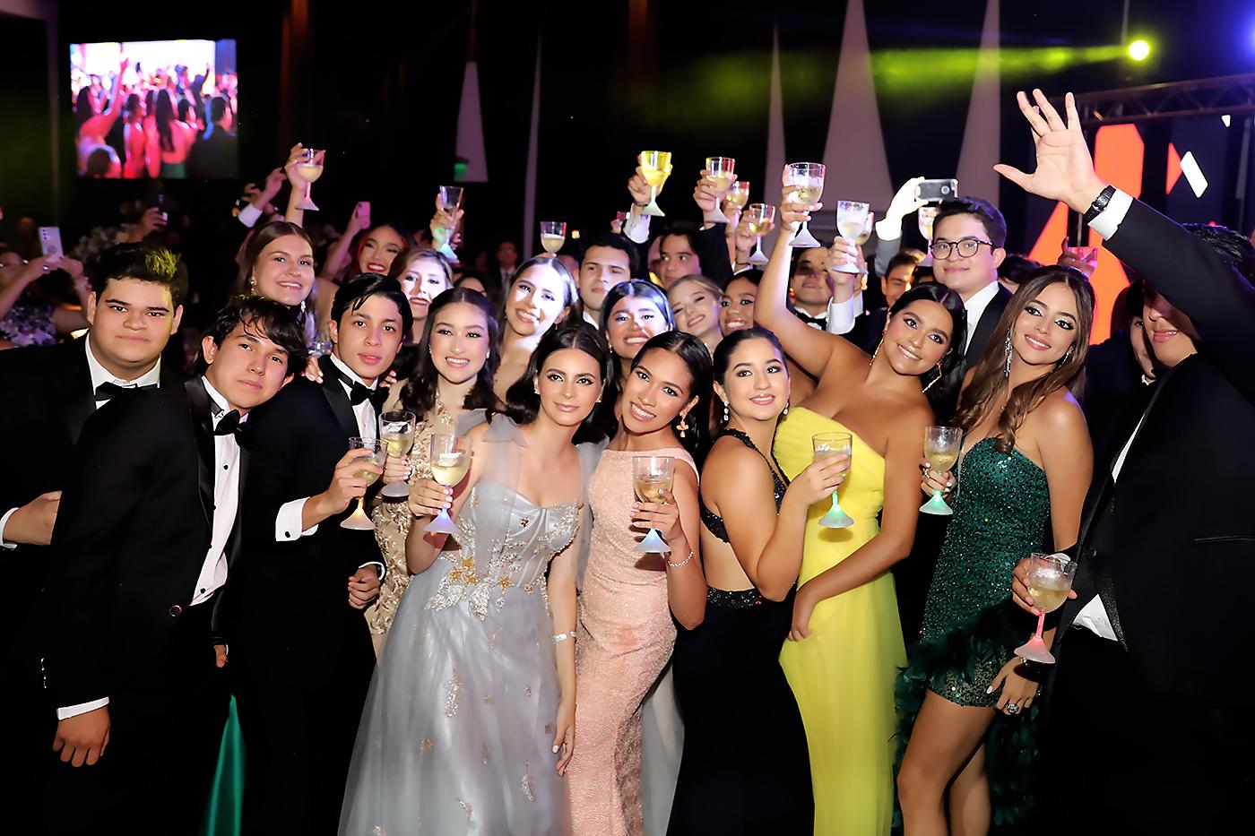Muy felices brindaron por el éxito obtenido