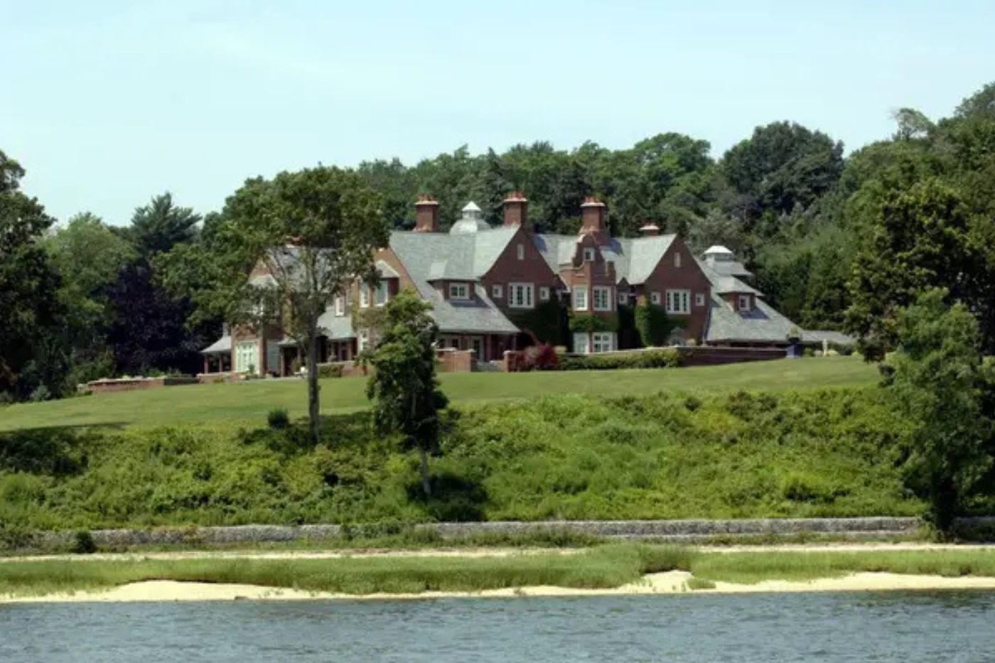 La finca de Sasha Barnes, interpretada por Lucy Liu, es en realidad la mansión de 26 acres de Billy Joel en Oyster Bay, Long Island. La producción la utilizó mientras estaba en el mercado, aprovechando su arquitectura y extensos terrenos para dar vida a una de las locaciones más lujosas de la película.