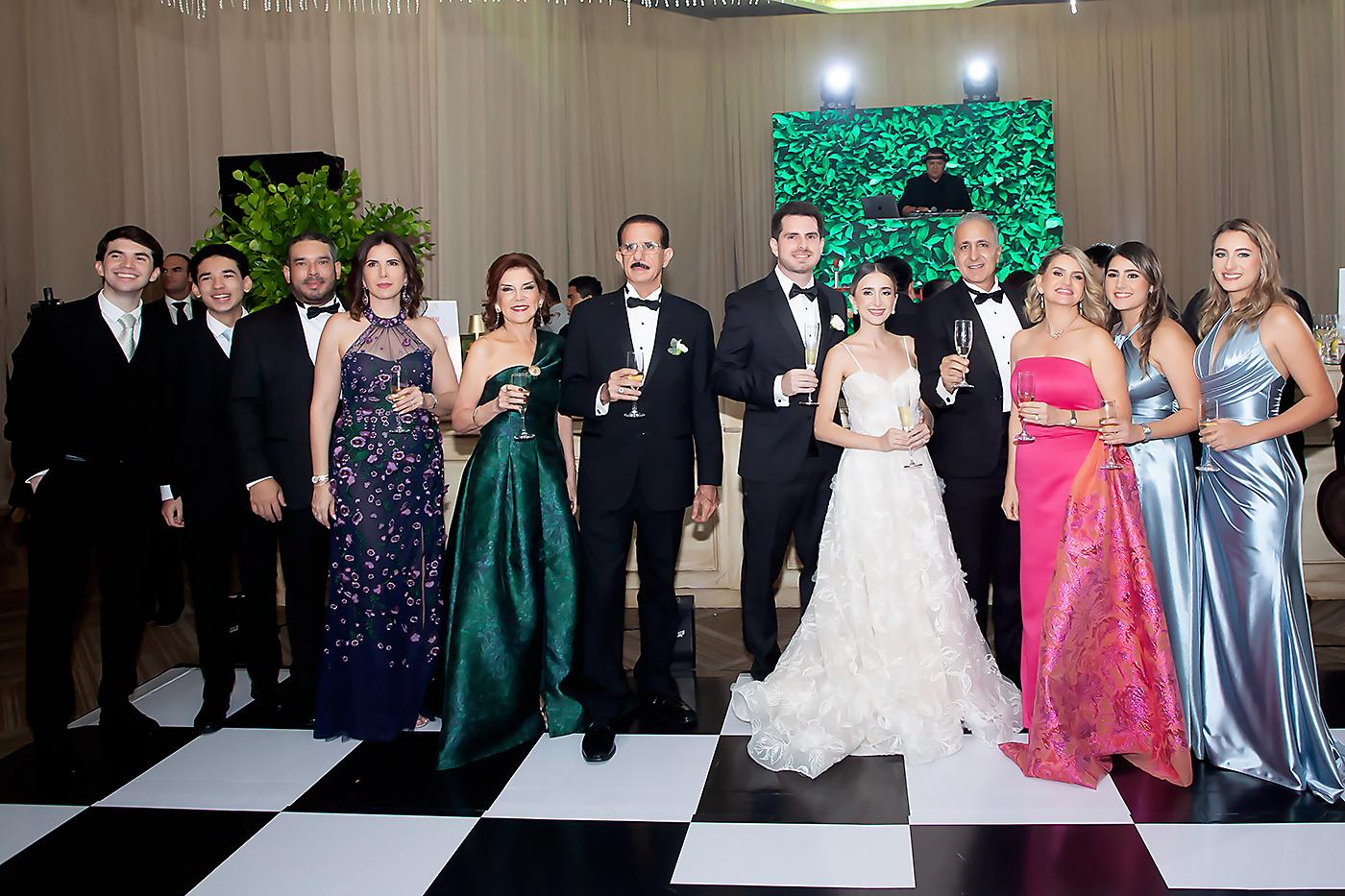 El brindis por la felicidad de los nuevos esposos.
