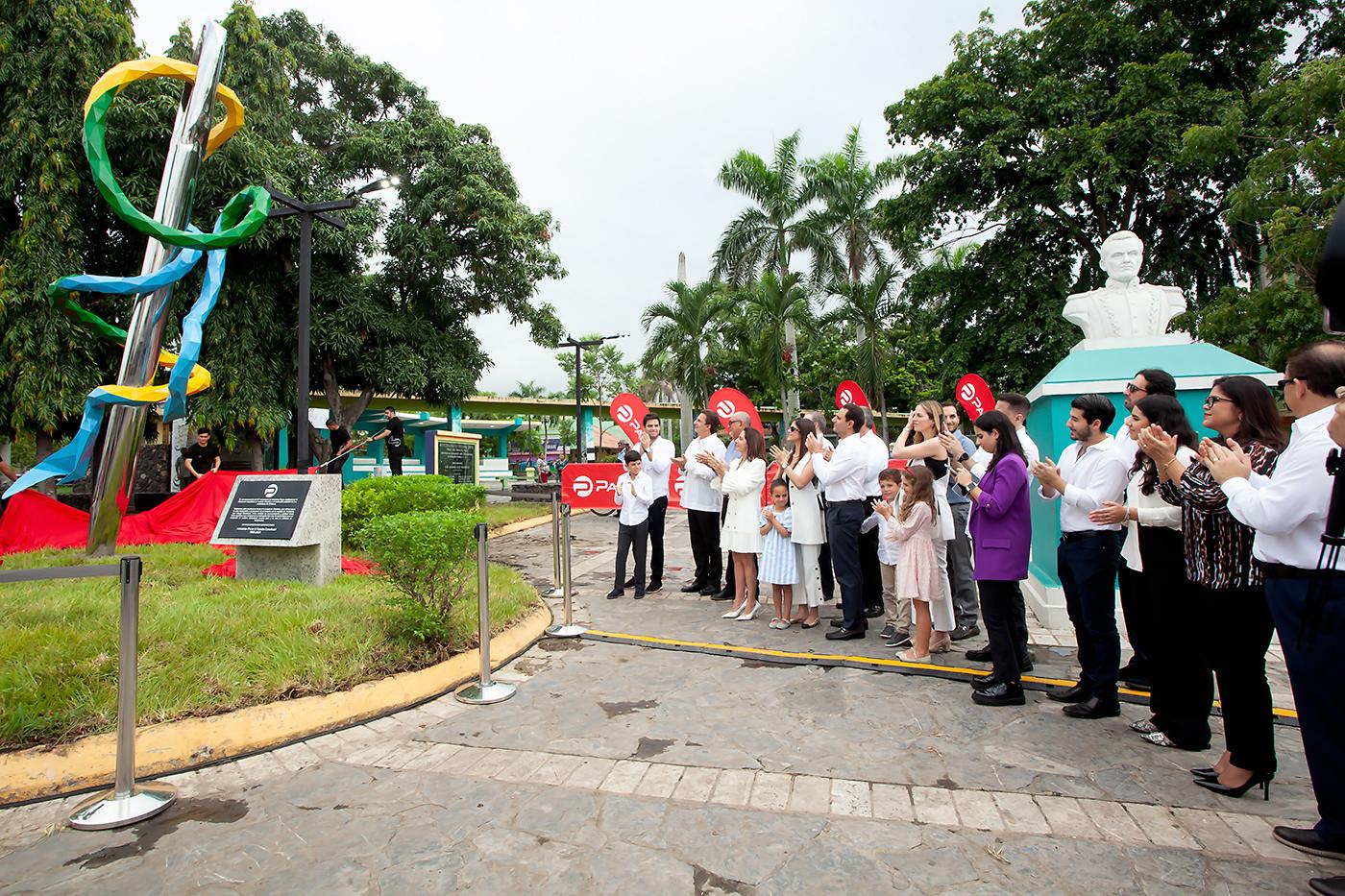 Los invitados admiraron el Monumento que representa literalmente la actividad textil que se desarrolla en el sector de Choloma.