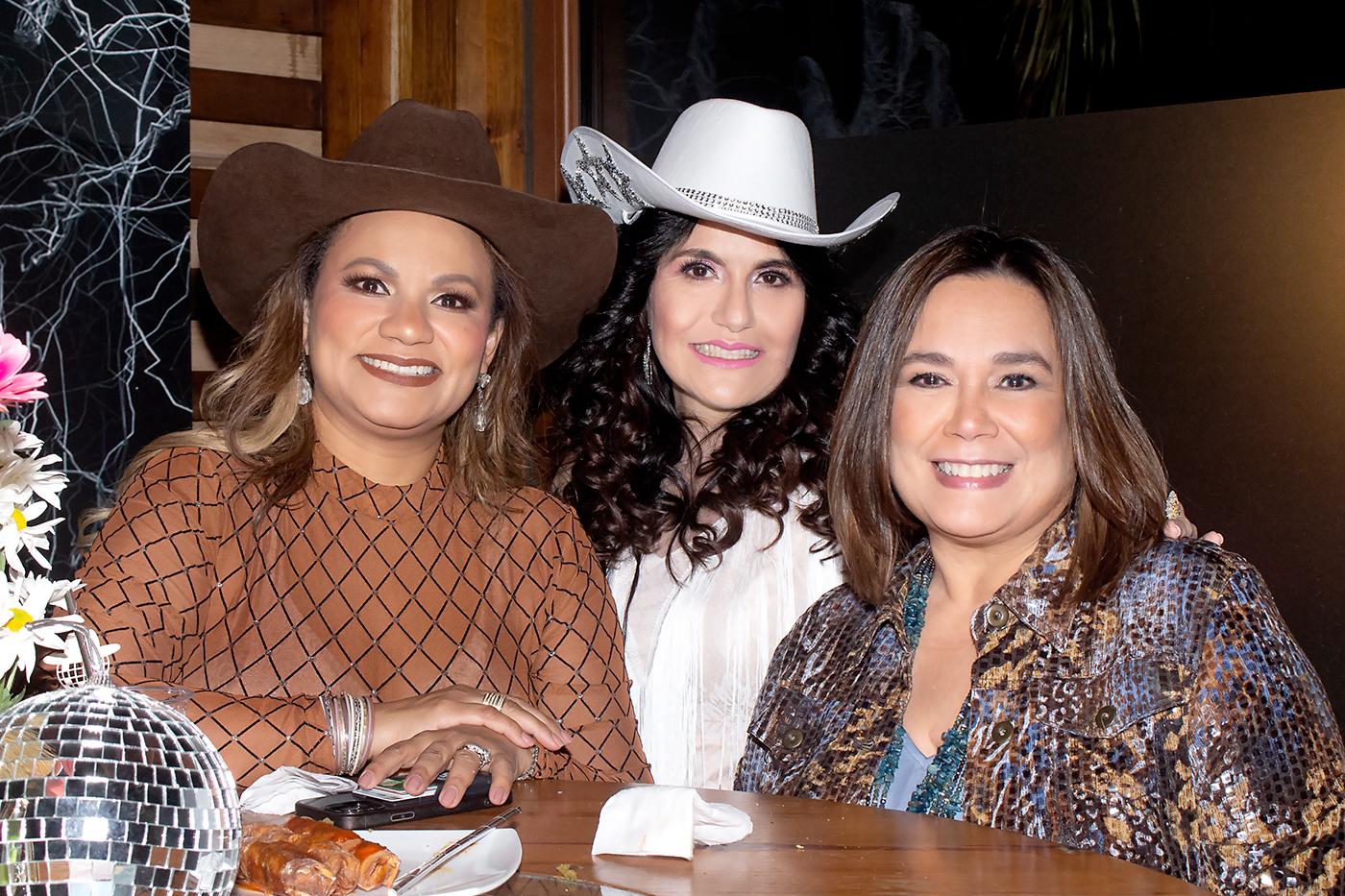 Carmen Rodezno, Claudia Kattán de Jordán y Julissa Marinakys.