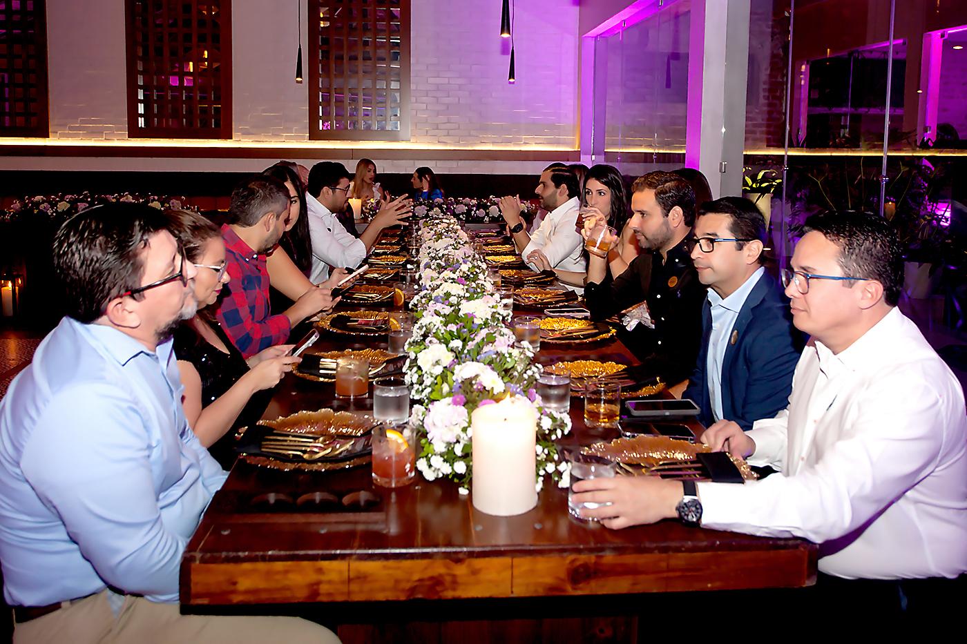 Los invitados se acomodaron en las mesas estilo imperial dispuestas para la ocasión