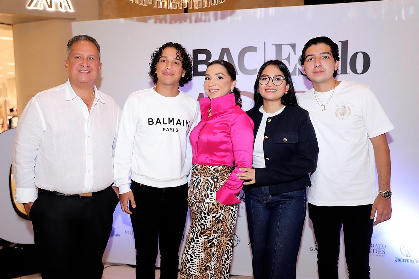 Edgardo Reyes, Jordan Reyes, Sandra Noguera, Karol Noguera y Edgardo Reyes.