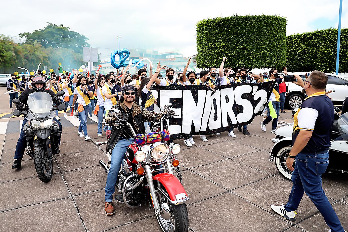 La clase 2023 ingresa a la escuela acompañados del club de harleros