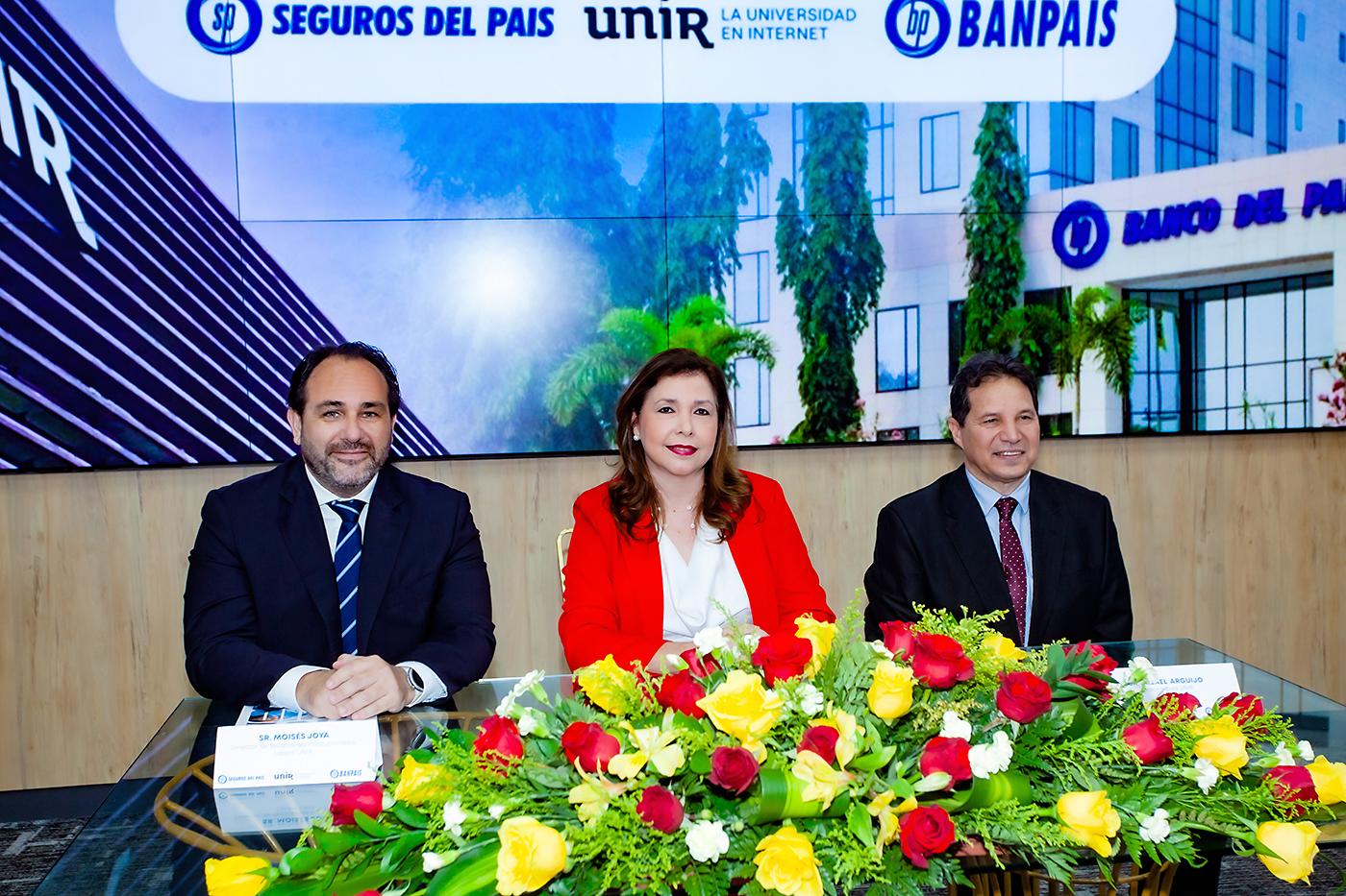 Moisés Moya, director de Relaciones Institucionales para Latinoamérica de UNIR; Ana Pacheco, gerente Corporativo de Gestión y Desarrollo Humano de Banpaís y Misael Arguijo, director de País de UNIR.
