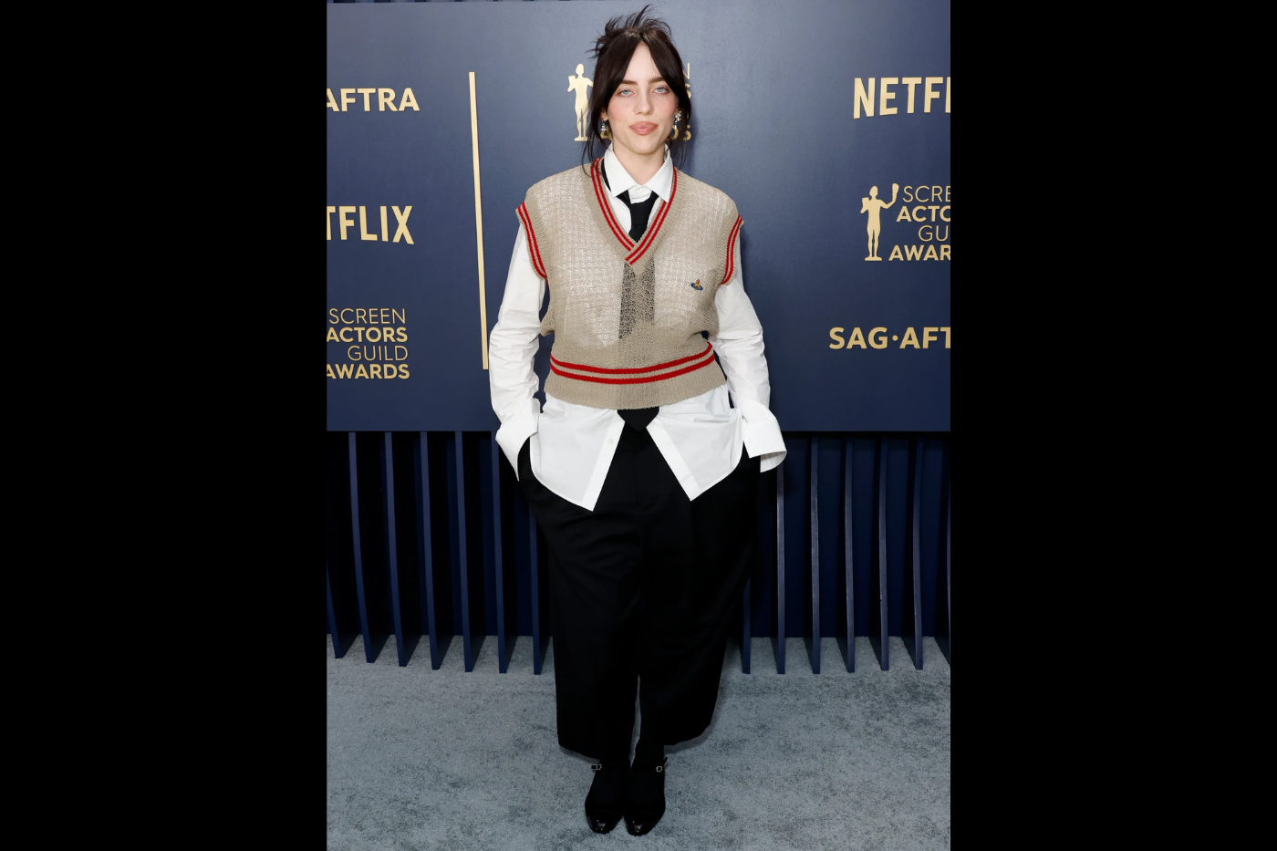 Billie Eilish, fiel a su estilo, eligió un look de Vivienne Westwood. 