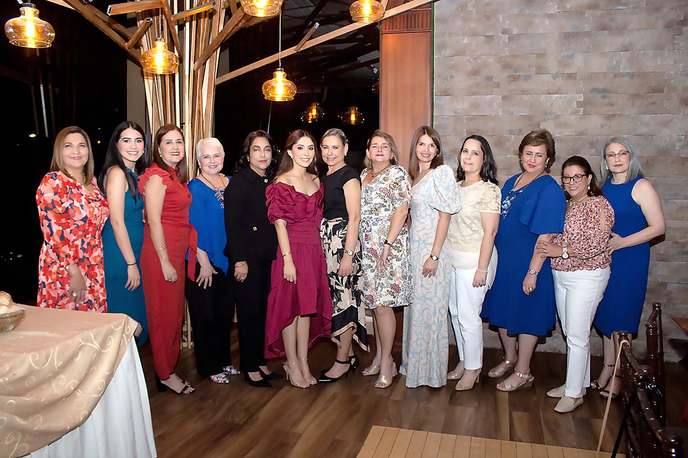Oferentes del shower en honor a Rebecca López. Waldina Castillo, Carmen Sofía López, Claudia Flores, Margarita Rodríguez, Gianinna Espinal, La novia Rebecca López, Lisa Fiszman, Corina Díaz, Gina Ulloa, Marta Elena Zacarías, Gloria Rodríguez, Jackeline Assaf y Mavis Altamirano.