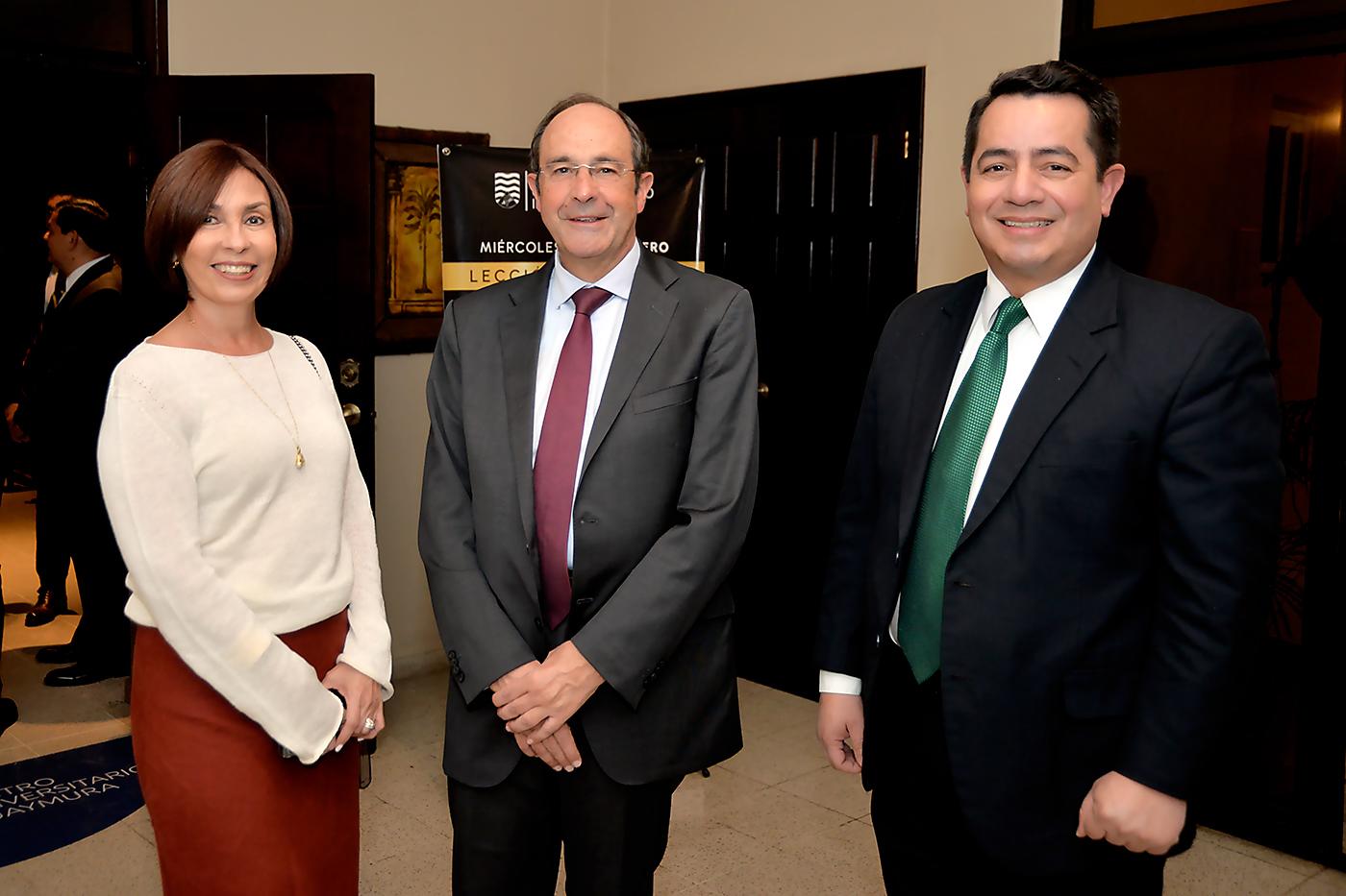 Mónica de Bodden, José María Román y Carlos Borjas.