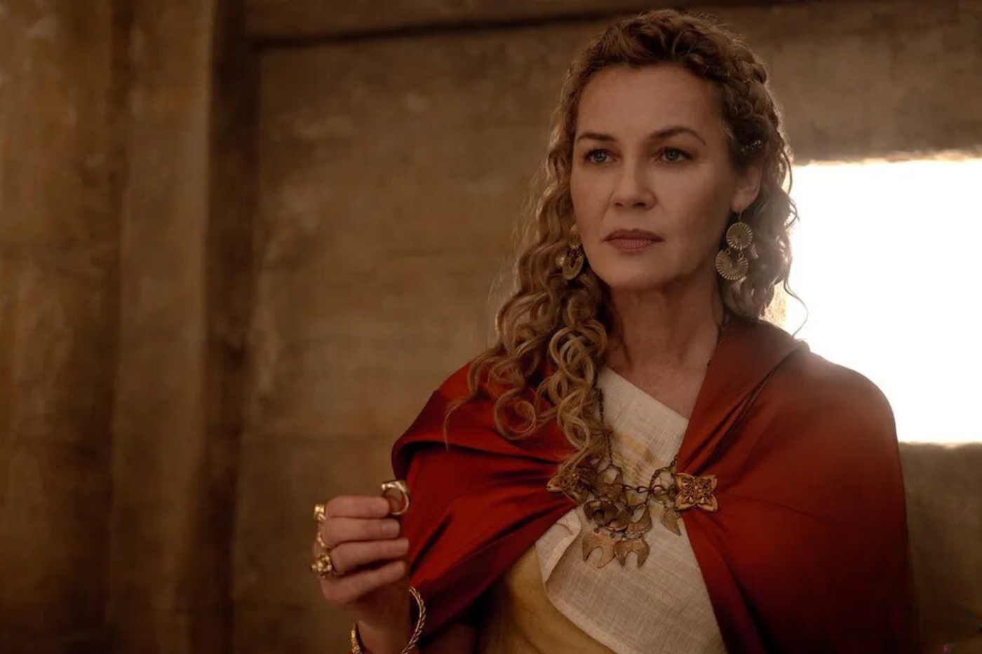 Lucius, ahora adulto, es el hijo de Lucilla y nieto del emperador Marcus Aurelius. Su conexión con los personajes y eventos de la primera película establece una base emocional para la secuela.