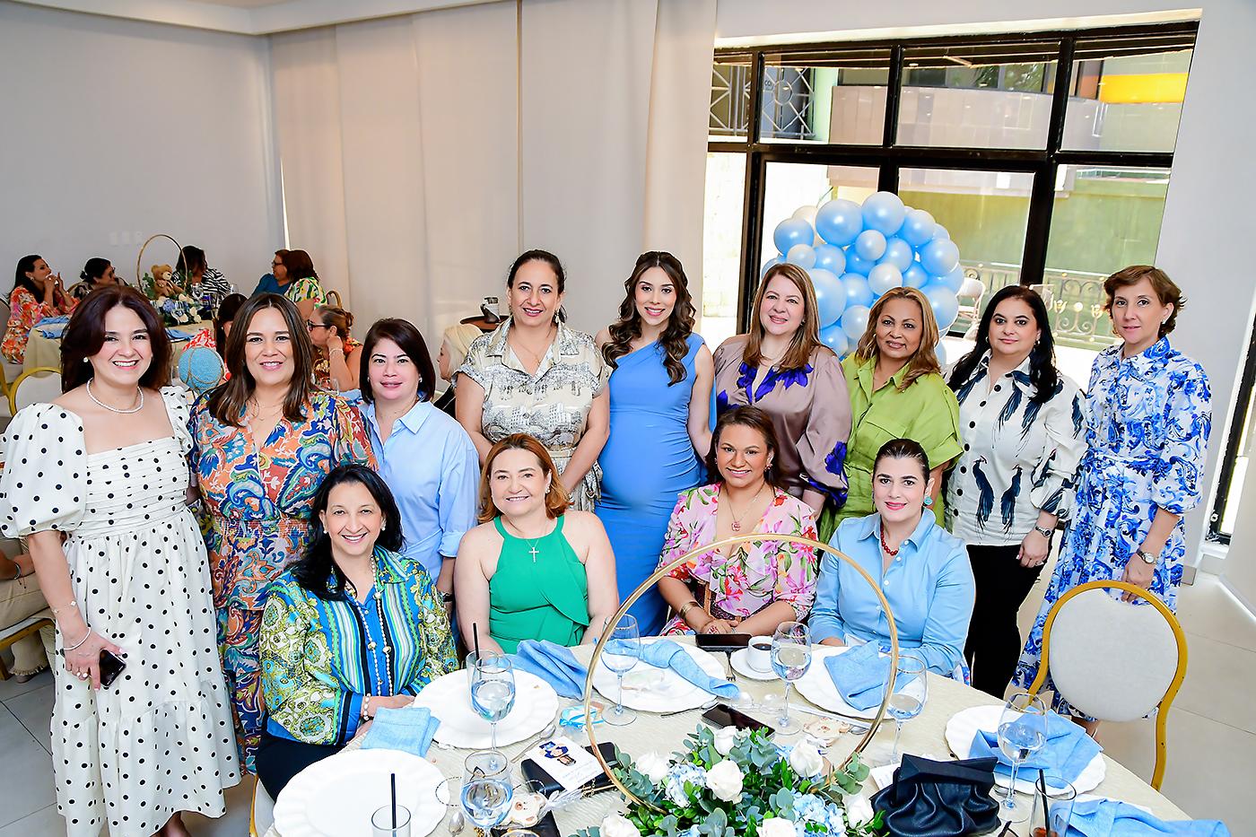 La futura mamá Stephanie Andonie posa junto a un grupo de amigas. Blanca Bendeck, Julissa Marinakys, Claudia Nuñez, Julieta y Stephanie Andonie, Jackie Avelar, Yascara Gúzman, Nayat Yacaman, Gloria Mourra, Himilce Núñez, Ana Sofía Velásquez, Carmen Rodezno y Violeta Rivera