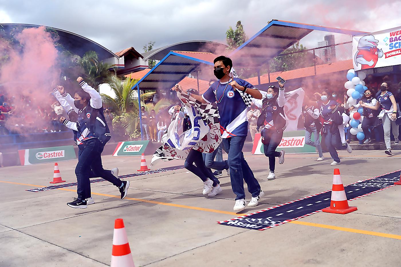 Seniors fueron recibidos por toda la comunidad escolar y sus familiares, hicieron un baile con un mix de ritmos actuales, contaron con la animación de DJ BIMBO y los recibieron con una lluvia de confetti.