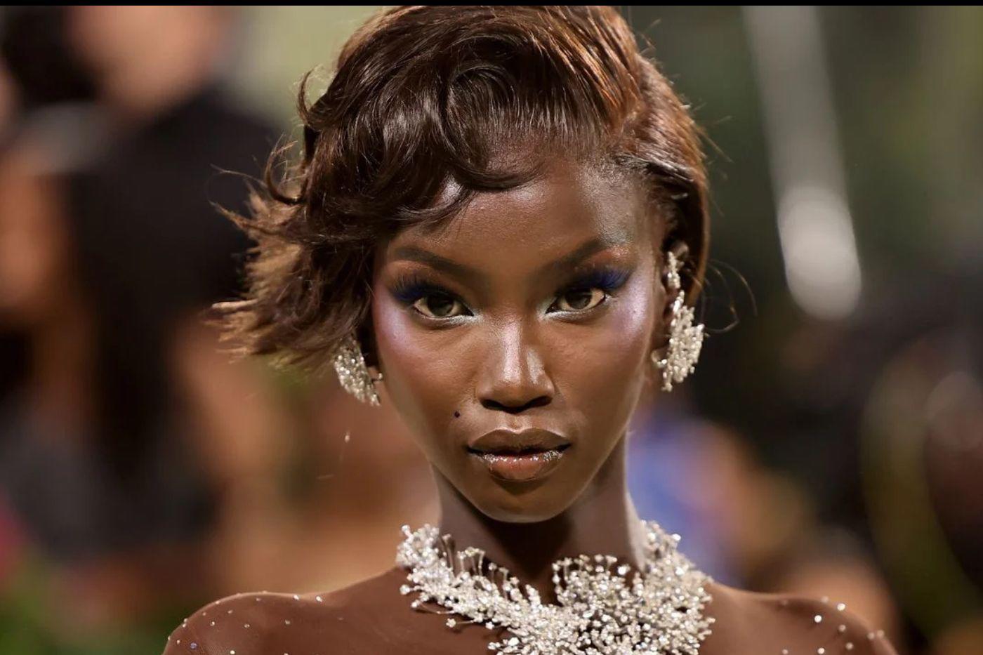 Anok Yai representa a la nueva generación de supermodelos que domina campañas y pasarelas actuales, llevando esa nueva energía al universo de Runway.