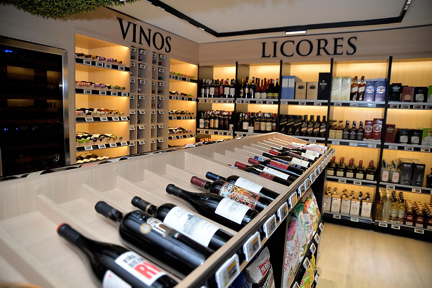 En Supermercados La Colonina, hay una gran variedad de vinos disponibles para diferentes ocasiones. Ya sea que estés buscando un vino para una cena especial, una reunión casual con amigos, una celebración importante o simplemente para disfrutar en casa, podrás encontrar opciones adecuadas en su selección.