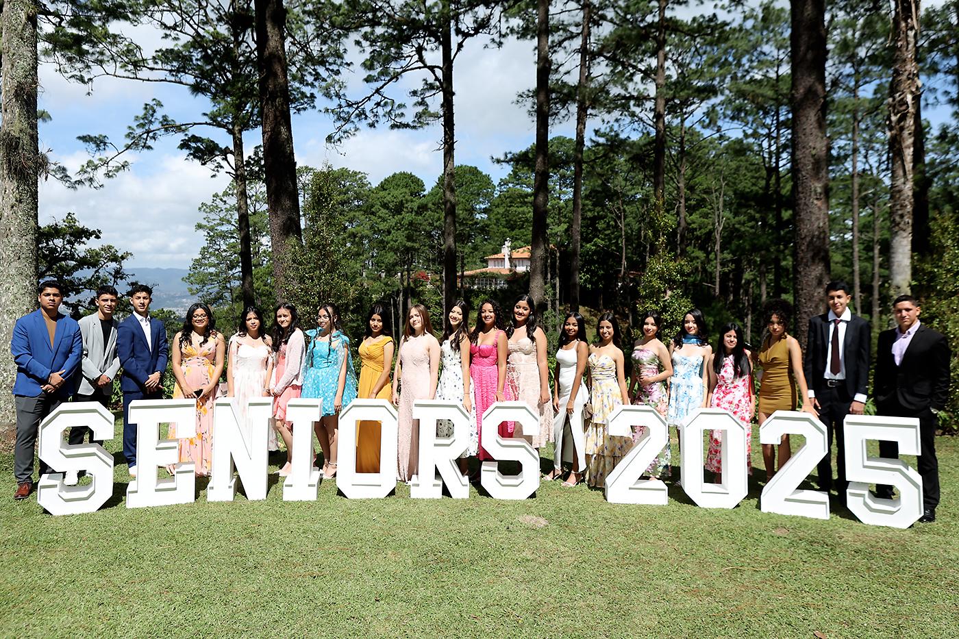 Los Seniors 2025 del Instituto San José del Carmen celebraron su tradicional brunch en medio de la naturaleza del restaurante La Cumbre. En un ambiente lleno de alegría, risas y recuerdos, los jóvenes disfrutaron de una mañana inolvidable rodeados de sus compañeros. Un momento especial para cerrar etapas y prepararse para su esperada graduación en noviembre.