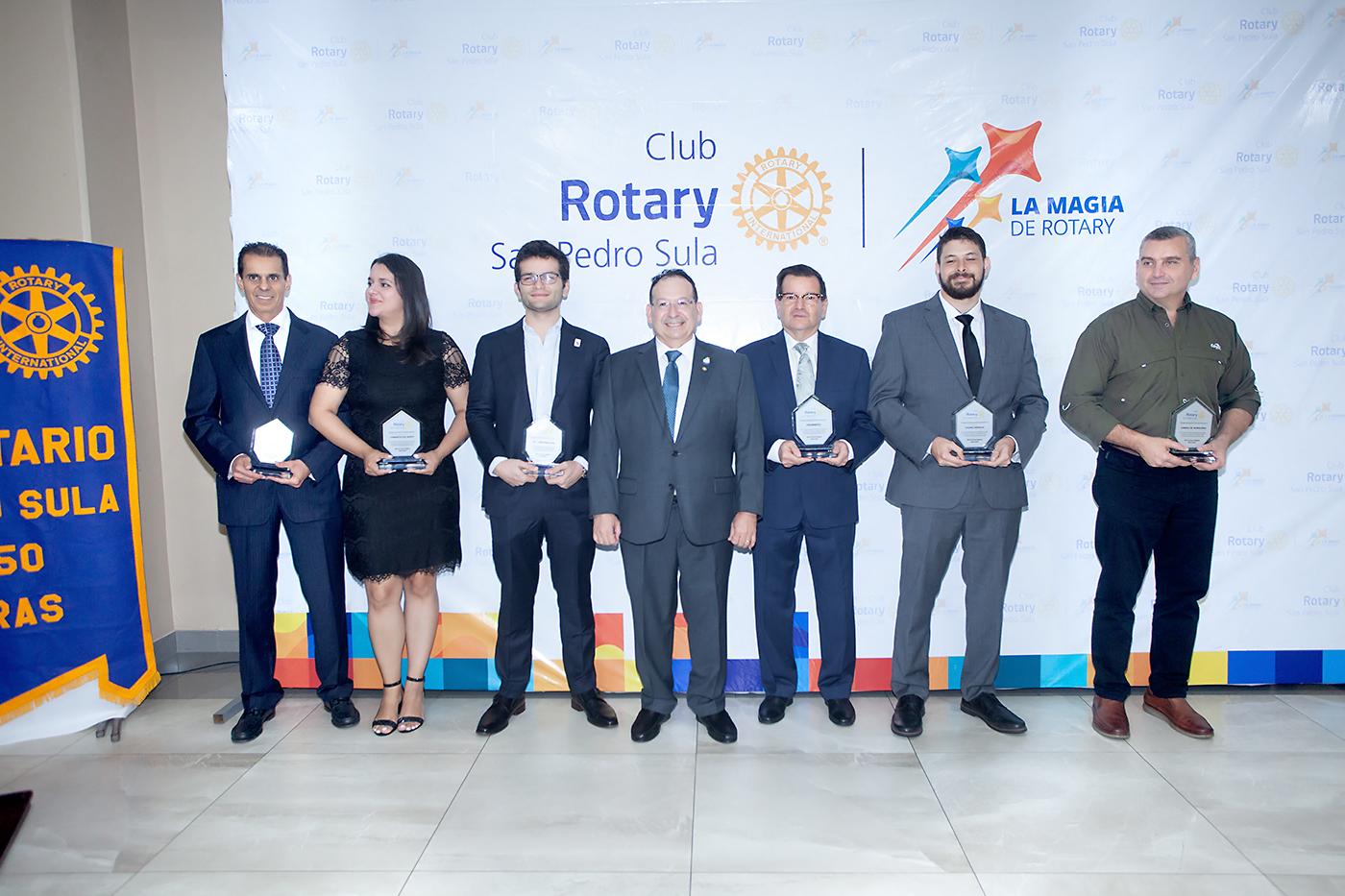 Con un espíritu de gratitud y reconocimiento, el Club Rotario San Pedro Sula celebró su esperada <i>“</i>Noche de donantes y entrega del premio Paul Harris 2025”, una velada dedicada a exaltar la solidaridad, el compromiso social y el trabajo en equipo que han marcado la trayectoria de esta organización. En la foto: Representantes de las empresas donantes para proyectos sociales del CR-SPS que recibieron reconocimiento: Eduardo Ictech de Acosa, Silvia López de Cementos del Norte, Liam Wolozny de Dil Corporación, Oscar Bográn, presidente del Club Rotario San Pedro Sula, Rubén Wolozny de Frio Partes, José Luis Elvir de Ciudad Jaraguá y Farid Kattum de Cargill de Honduras.