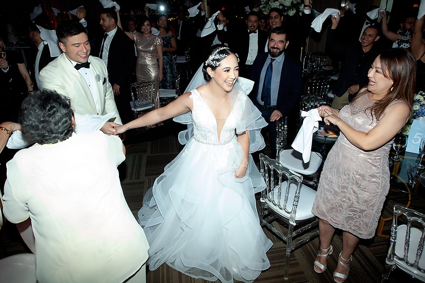 Los novios son recibidos entre ovaciones y pañuelos blancos.