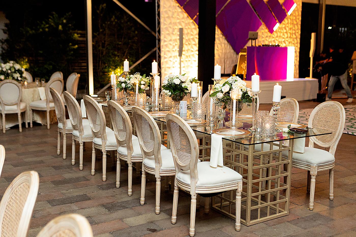 Génesis Neal de Eventos Enamor se encargó de organizar la recepción en la que se instalaron mesas imperiales de vidrio con elegantes portavelas cristalinos y bouquets de rosas.
