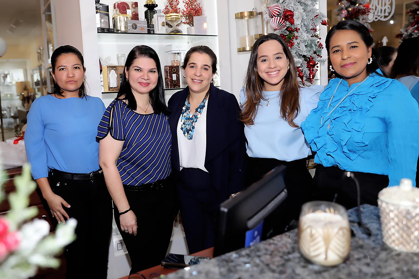 Keidy Hernández, Yessenia Fúnez, Larissa Melara, Alexandra Vásquez y Erika Durón