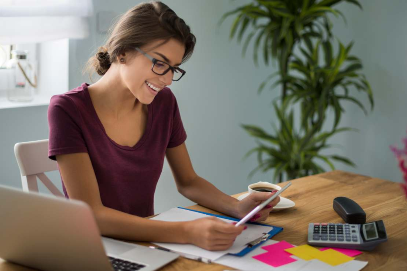 <b>Establece Metas Realistas</b>En lugar de abrumarte con una lista interminable de tareas pendientes, establece metas realistas para el día. Prioriza las tareas más importantes y concéntrate en completarlas una a una.