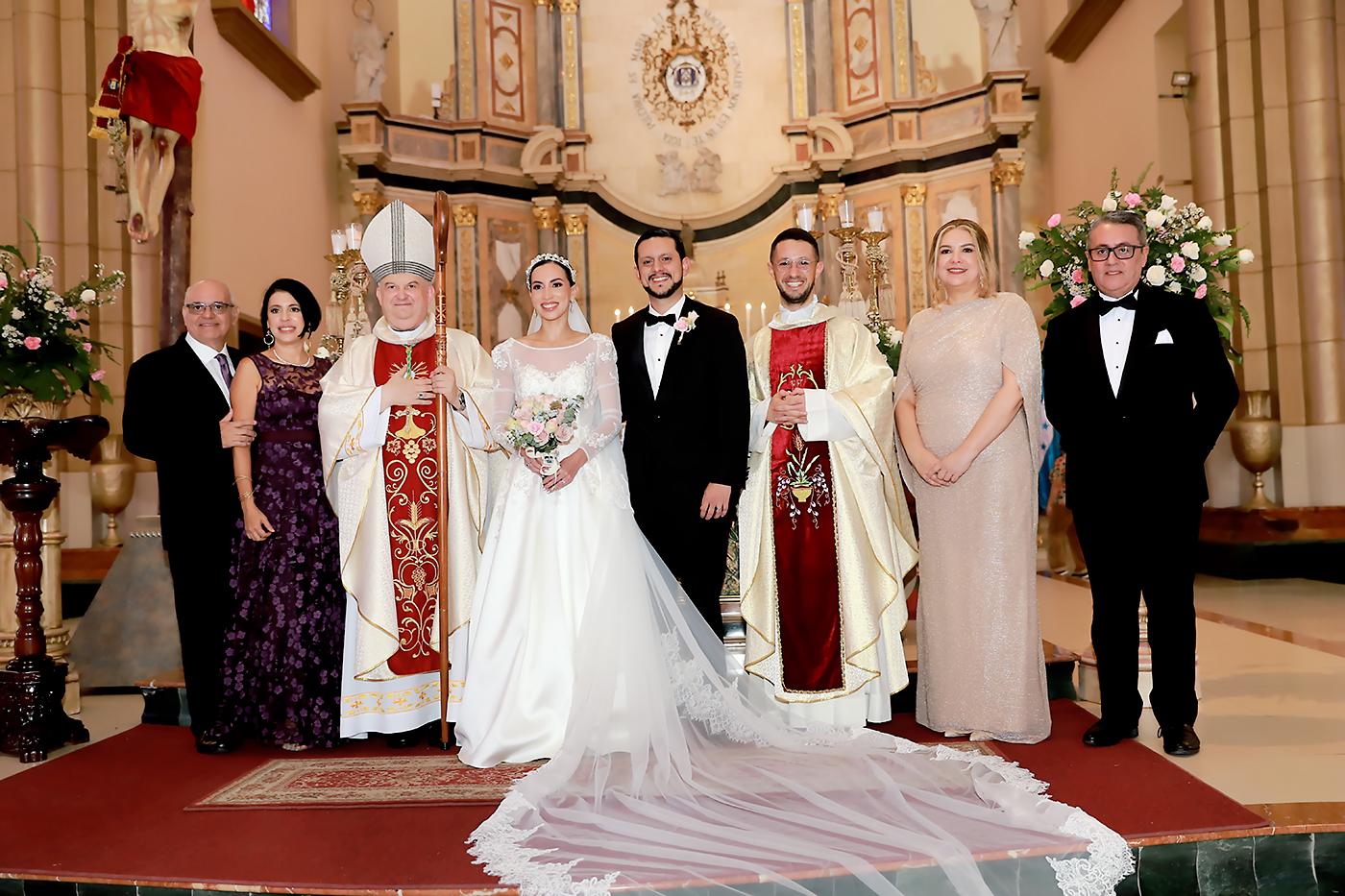 Los novios acompañados el Nuncio Apostolico S E R Monseñor Gabor Pinter y el Reverendo Padre Giacomo Antonicelli; Alexa y Sergio Bendeck con Francisco Madrigal y Rosaura Cerrato