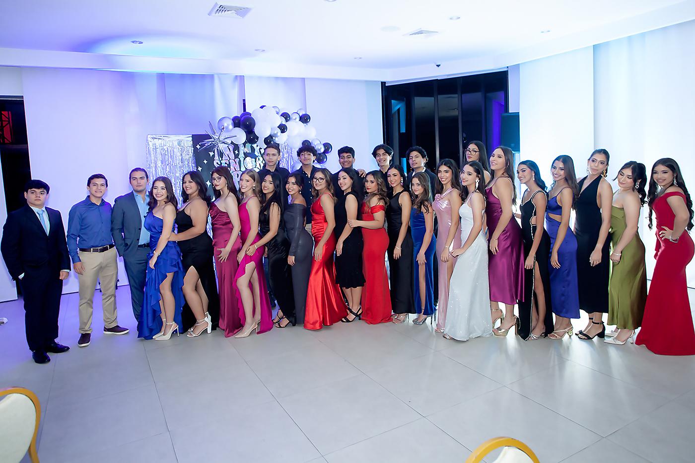 Los seniors 2024 de Western International School se reunieron en el salón Merendón del Club Hondureño Árabe para celebrar su despedida de la secundaria. Los nuevos bachilleres bilingües en Ciencias y Humanidades llegaron para compartir durante una cena y recordar esos momentos en las aulas del centro educativo. 