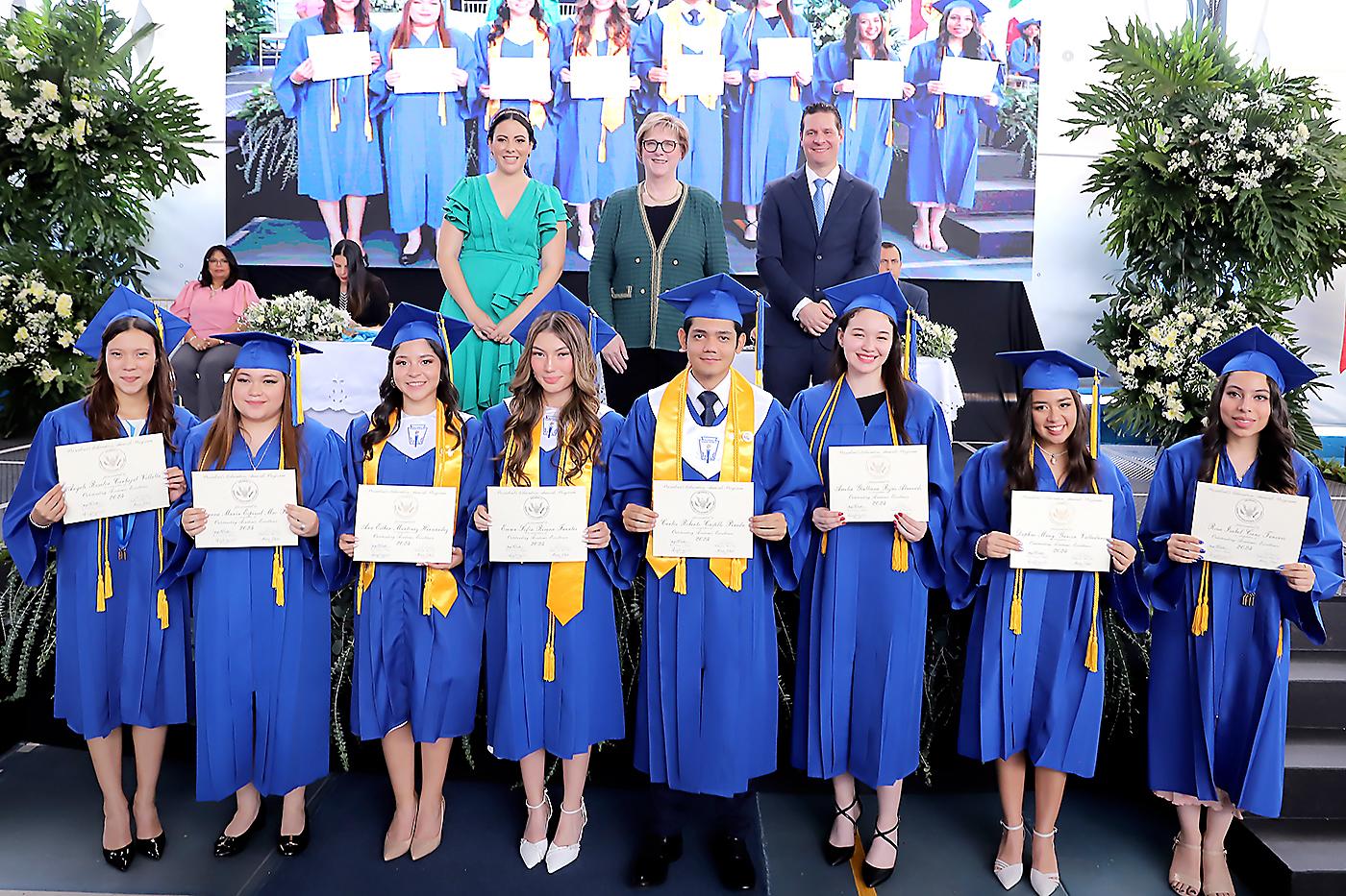 Angeli Carbajal, Jimena María Espinal Mac Pui, Ana Esther Martínez, Emma Sofía Rivera, Carlos Castillo, Amelia Rojas, Daphne García y Rosa Cano