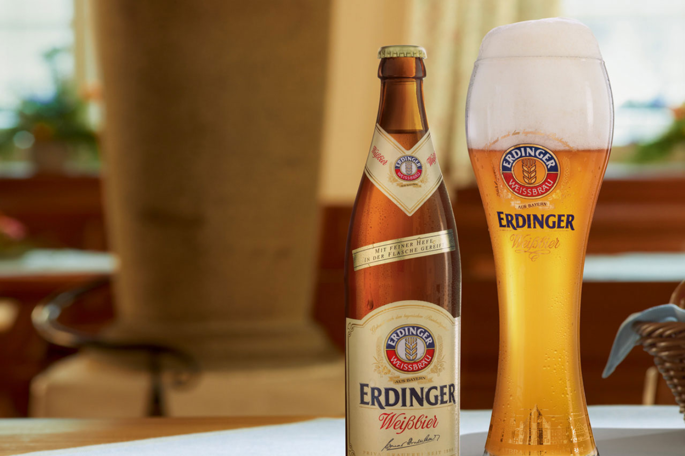 <b>Weissbier</b>, es un estilo de cerveza de trigo originario de Alemania. Se caracteriza por su color dorado o amarillo pálido y su turbidez natural debido al uso de trigo sin filtrar. Tiene un sabor distintivo que combina notas de malta de trigo, especias y un ligero toque afrutado, con aromas a plátano y clavo. Es una cerveza refrescante y muy popular, especialmente durante los meses más cálidos.