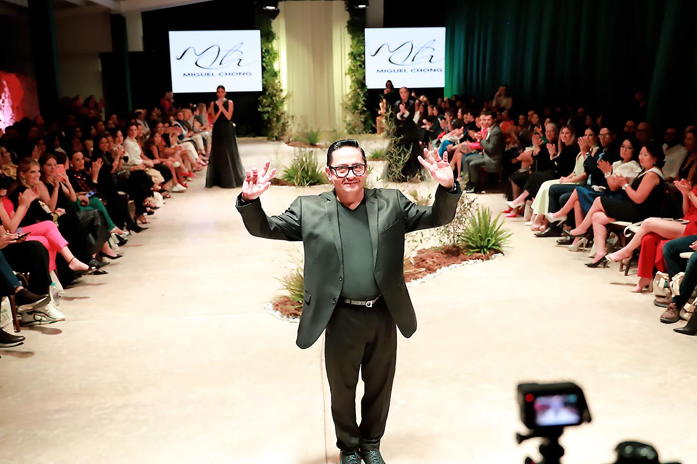 El diseñador hondureño Miguel Chong propone un verano teñido de blanco y negro con el trademark que define sus creaciones: transparencias, un toque de brillo y elegancia timeless.