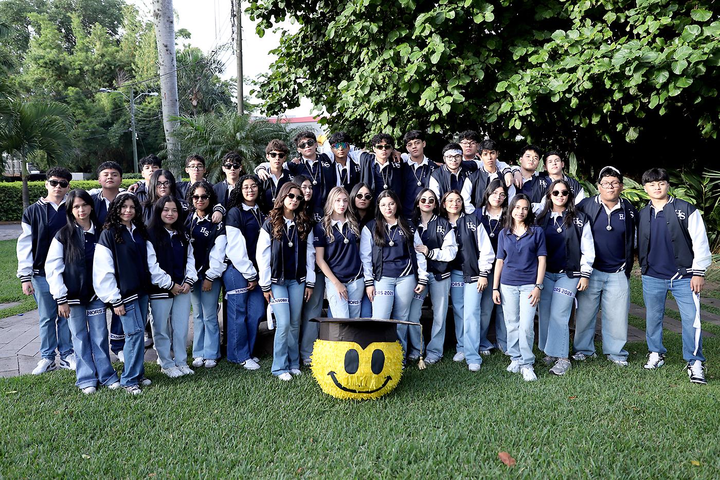 En una mañana cargada de entusiasmo, la generación 2026 de Hillcrest School celebró su esperado <i>entrance</i>. Los seniors iniciaron el día con un cálido desayuno en La Cuisinette, donde compartieron risas y momentos especiales junto a sus compañeros, antes de partir en caravana hacia su colegio para dar inicio a su último año de high school.
