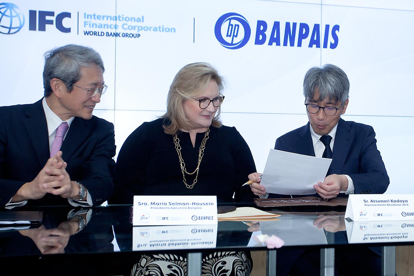 El Excelentísimo Señor: Nakai Kazuhiro, Embajador de Japón; Sra. María del Rosario Selman-Housein, Presidenta Ejecutiva de Banpaís y Sr. Atsunori Kadoya, representante residente de JICA.