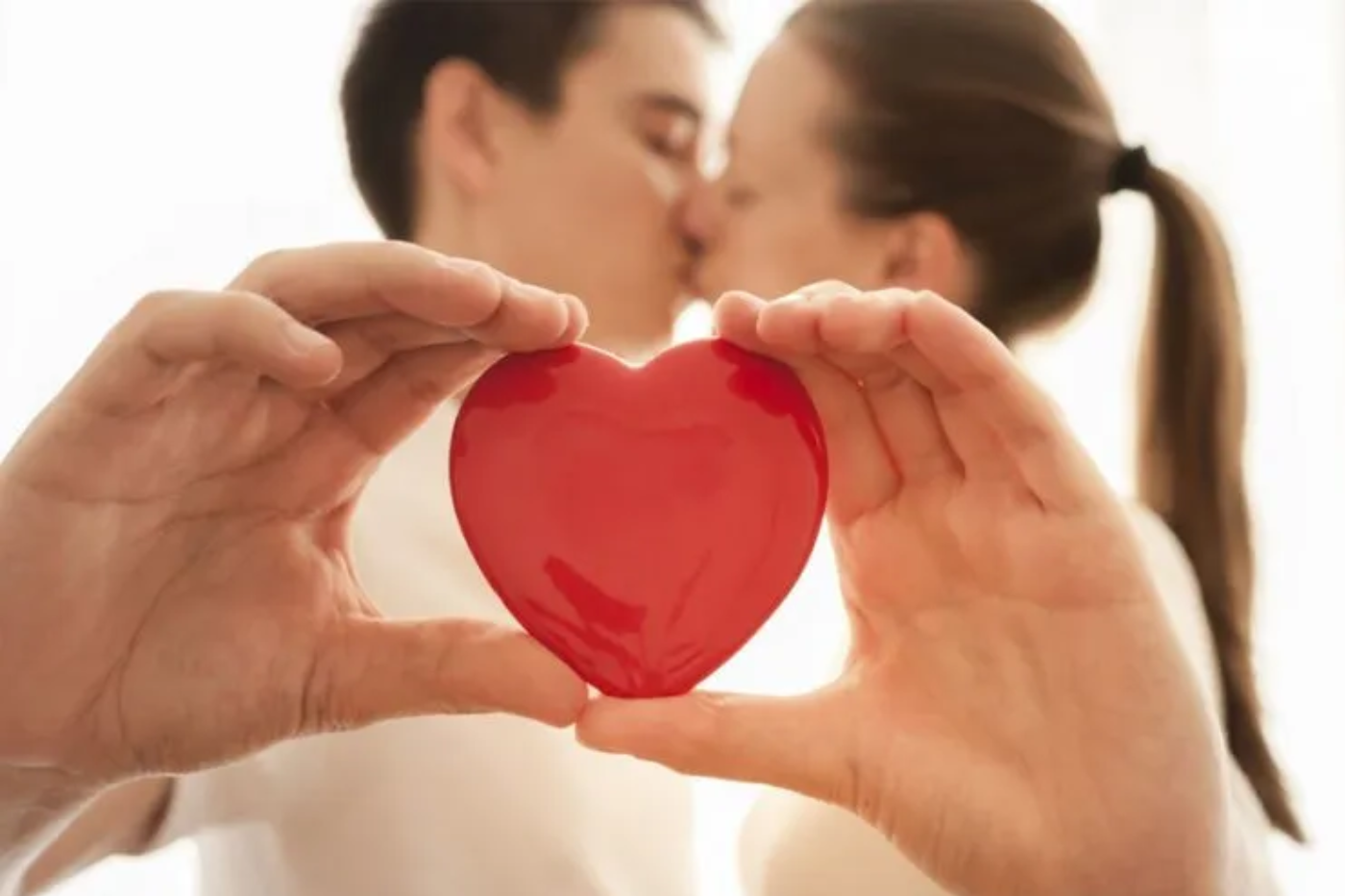 ¿Haz escuchado sobre los “lenguajes del amor”? Son un concepto introducido por el autor Gary Chapman en su libro “Los Cinco Lenguajes del Amor”. Según Chapman, cada persona tiene una manera predominante de expresar y recibir amor, y estas formas pueden ser a través de palabras de afirmación, tiempo de calidad, actos de servicio, toque físico o recibir regalos. Estos nos ayudan a entender cómo demostramos y recibimos amor. ¿Cuál es tu lenguaje del amor predominante? ¡Acompáñanos en este viaje de autodescubrimiento!