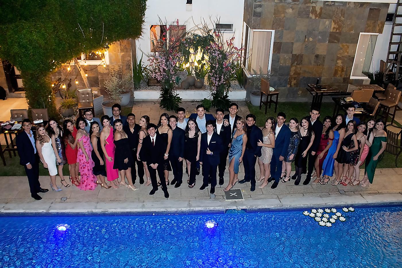 Luciendo radiantes y felices para su cena anual, la generación 2023 de la Escuela Bilingüe Serán se reunió en El Mezzonitte Bistro &amp; Deli para compartir y estrechar lazos de amistad. El evento fue organizado por el comité de padres de familia como parte de las actividades sociales que tienen los alumnos durante su último año en la secundaria. Fue Gerardo Trejo quien decoró y alegró el ambiente con su toque navideño para que los futuros bachilleres disfrutaran de una noche especial.