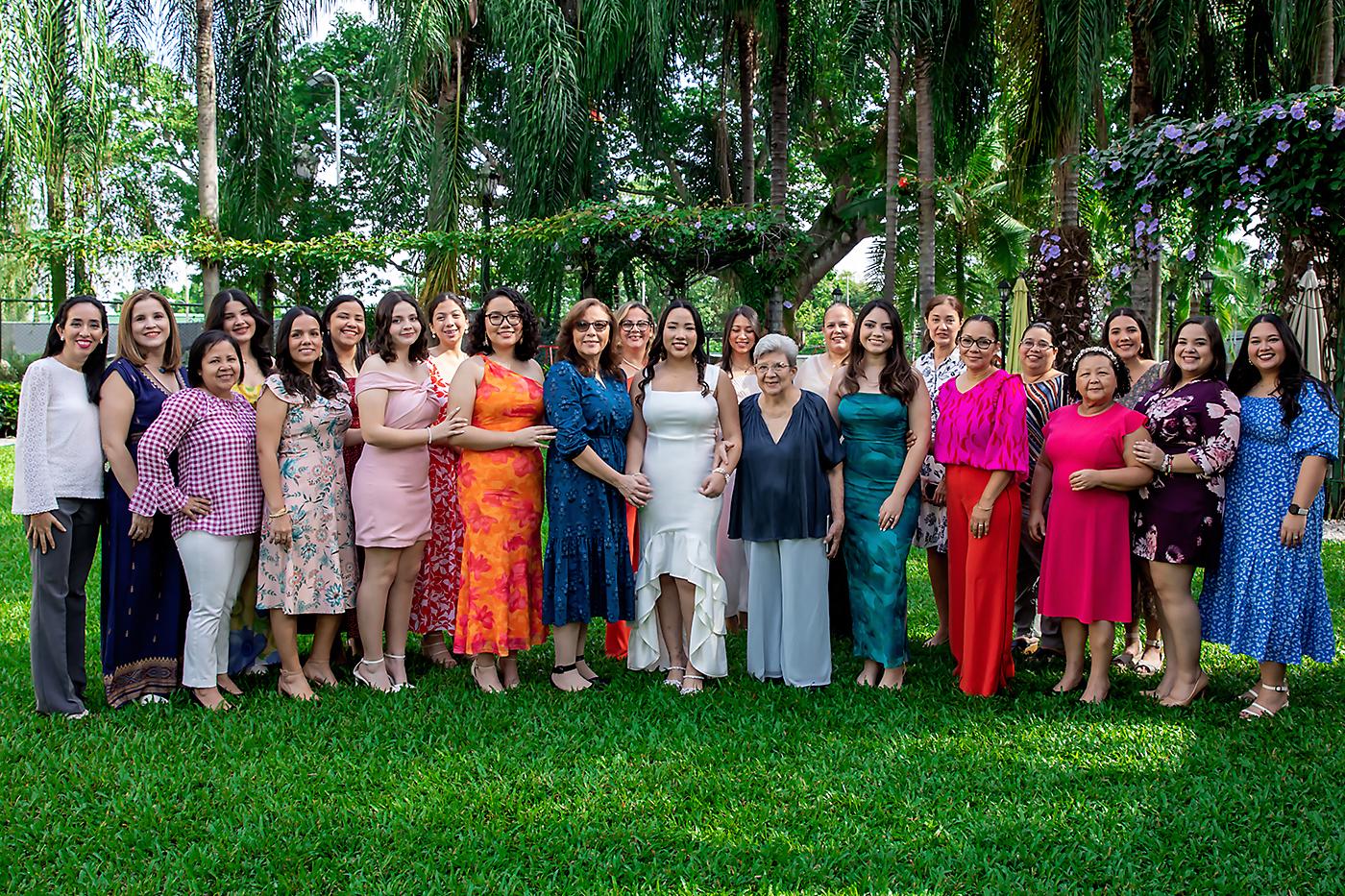 Nidia Isabel León Manzanares, en compañía de su madre Nidia Manzanares, su hermana Emilia León y su abuela Nidia de Manzanares, primas e invitadas especiales.