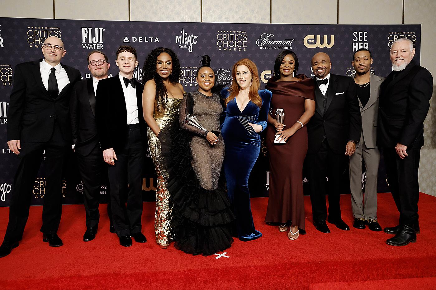 Justin Halpern, Patrick Schumacker, Chris Perfetti, Sheryl Lee Ralph, Quinta Brunson, Lisa Ann Walter, Janelle James, William Stanford Davis, Tyler James Williams y Randall Einhorn, ganadores de la Mejor Serie Comedia por “Abbott Elementary”