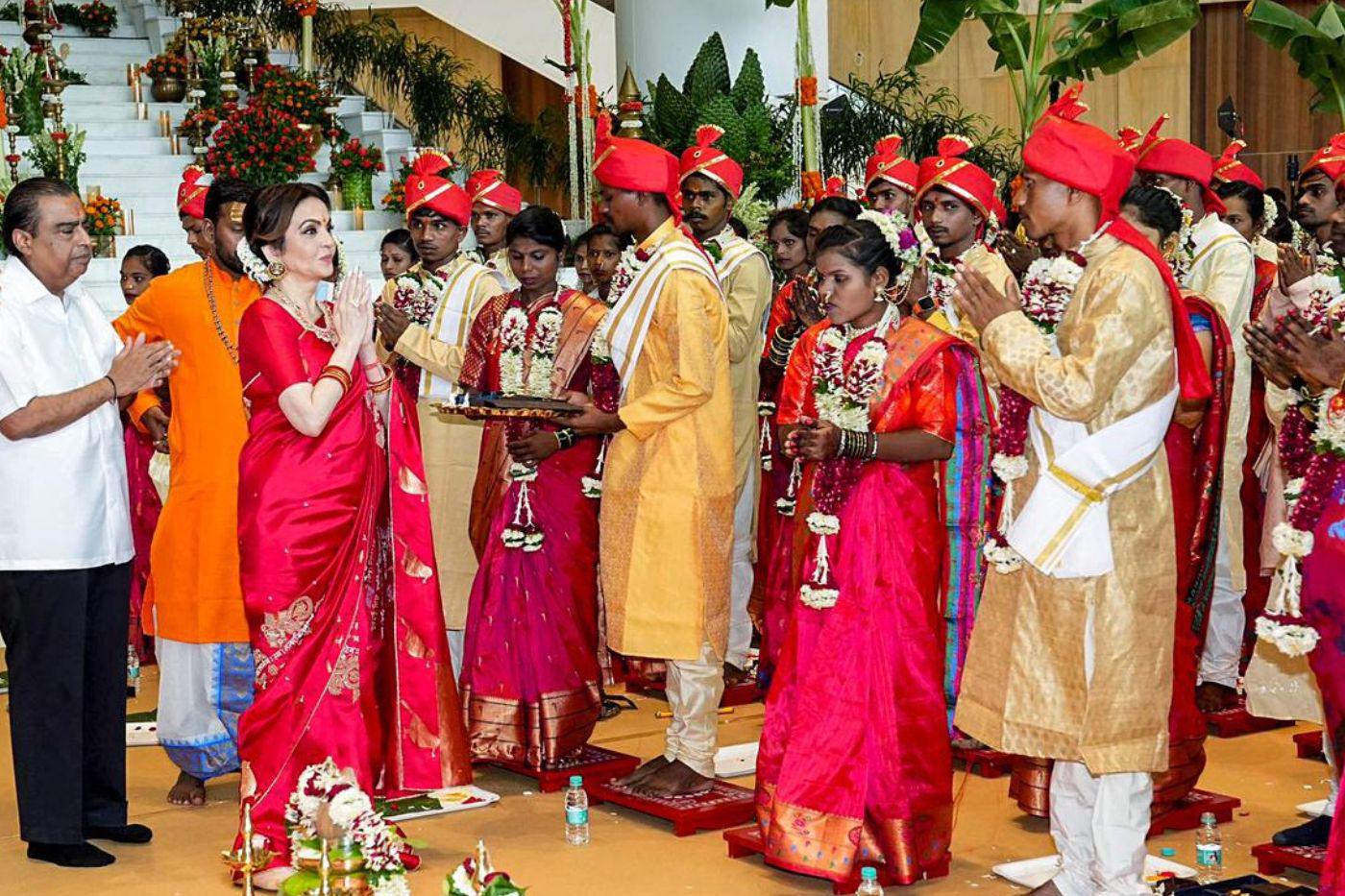 La familia Ambani comenzó la celebración de la boda de su hijo organizando una boda masiva para 50 parejas de bajos recursos. Además de la celebración les obsequiaron joyas, alimentos y electrodomésticos para el hogar que formarán los matrimonios.