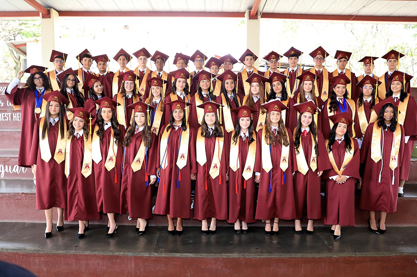 Con togas y birretes del color que los acompañó durante toda su etapa escolar, y con el corazón lleno de sueños por cumplir, los seniors 2025 de Mayan School celebraron su esperada graduación. Convertidos oficialmente en bachilleres en Ciencias y Humanidades, los jóvenes vivieron este momento con entusiasmo, alegría y la firme convicción de que están listos para conquistar el mundo.
