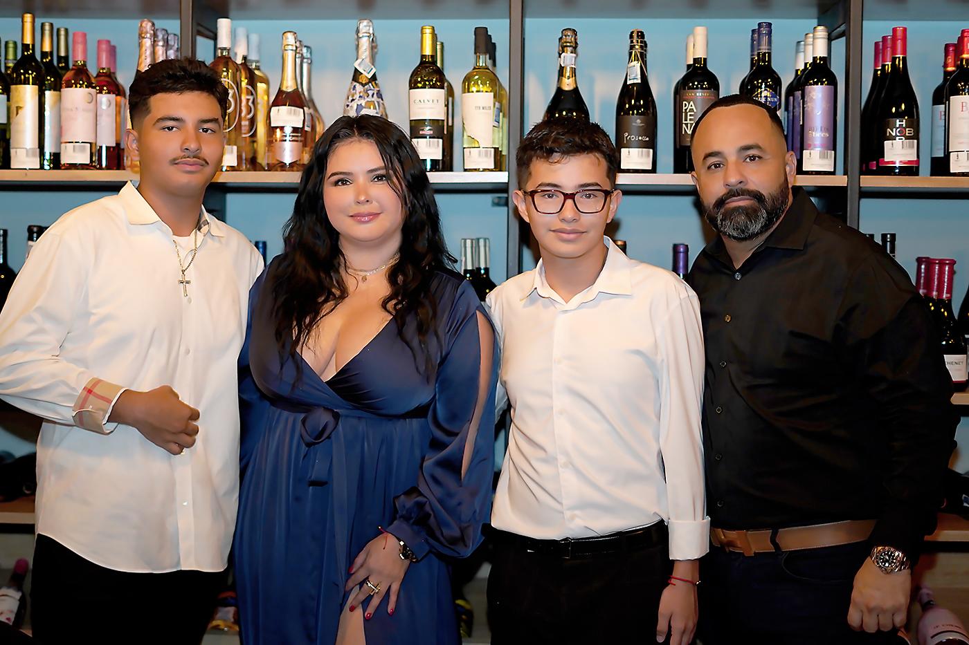 Alejandro Escalón, Rosa Cortéz, Anthony Escalón y Francisco Escalón.