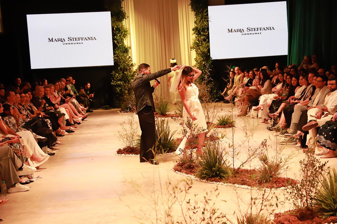 El cantante hondureño Chia Casanova cantó sus temas emblemáticos en la primera colección de novias de María Steffania compuesta por vestidos modernos para la novia contemporánea