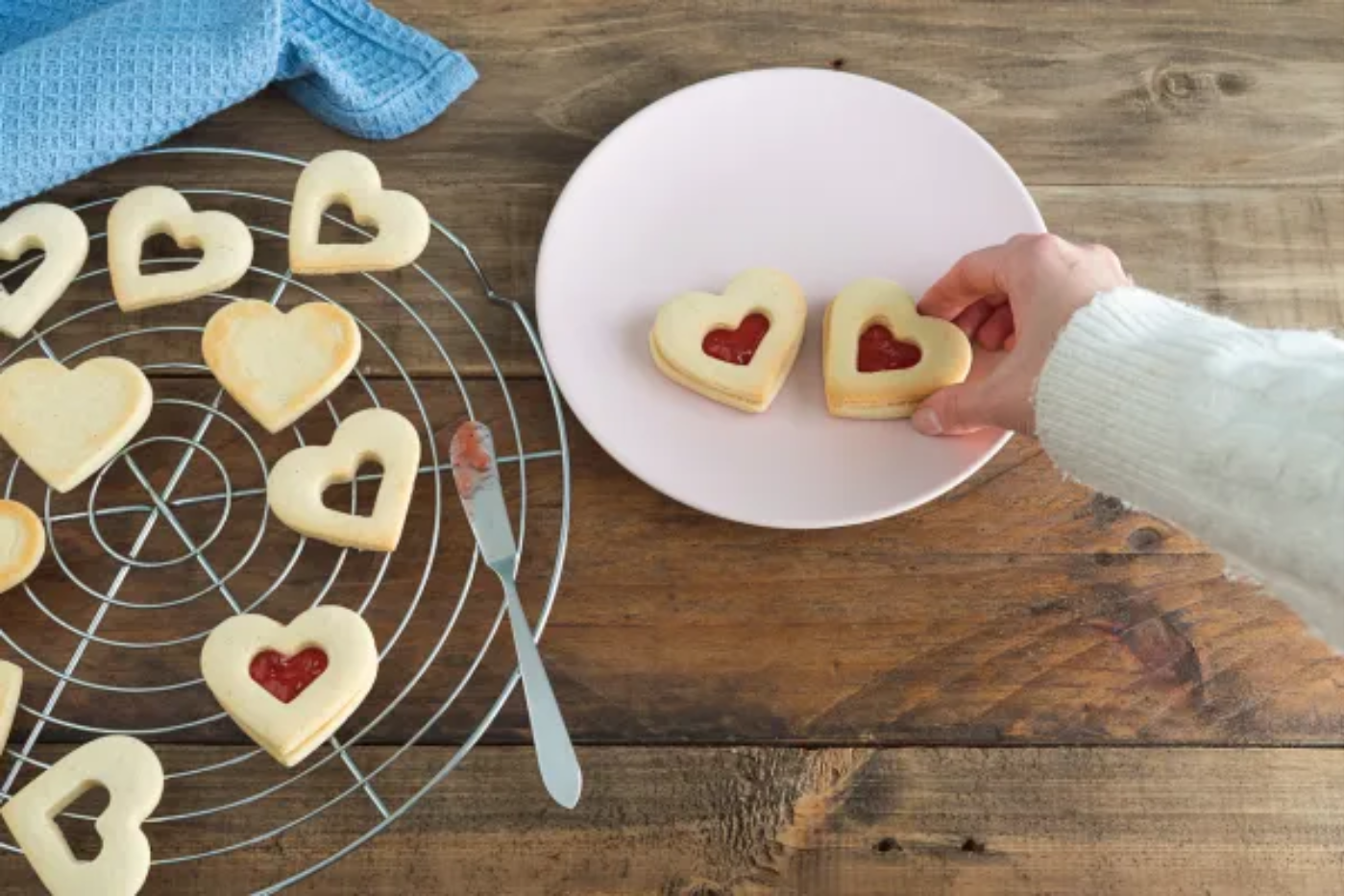 Hornear postres: Las recetas de postres de San Valentín son muy estimulantes, y es que hornear es una forma divertida de pasar más tiempo con tu pareja. Y tendrán una dulce recompensa para disfrutar juntos.