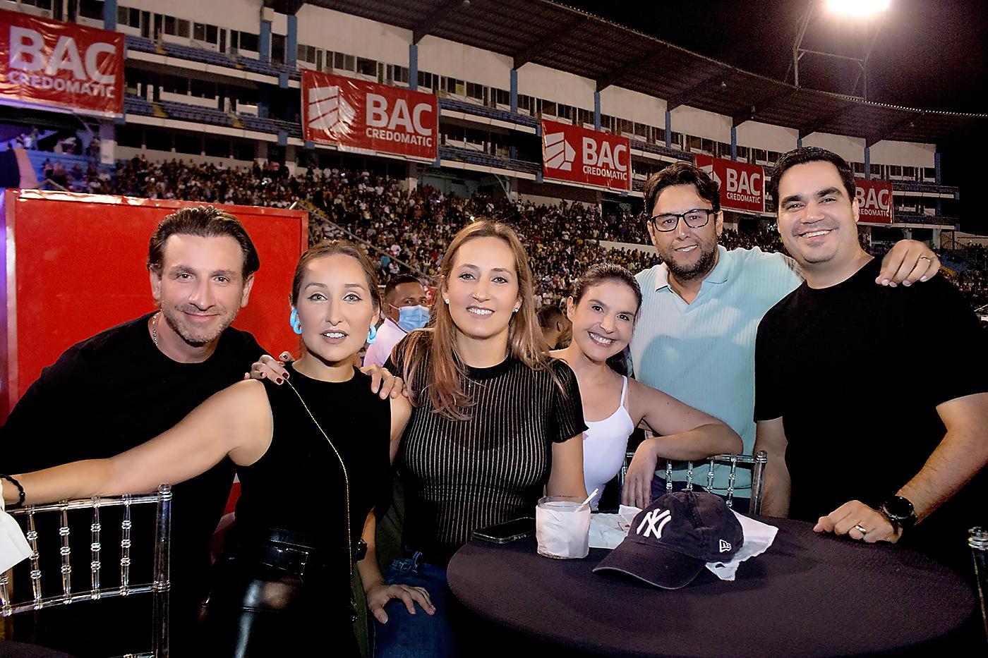 Carlos Chahín, Jo Anne y Valerie Rogers, con Nicole Schneider, Pablo Zúniga y Fernando Castro.