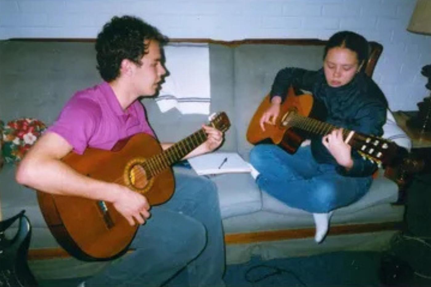 Formados por los hermanos Jesse y Joy Huerta, desarrollaron desde jóvenes una fuerte conexión con la música. Entre los 15 y 18 años componían en casa, usando instrumentos simples pero con letras significativas. La música fue su vía de escape ante situaciones familiares y, gracias a ella, encontraron su camino al dedicarse profesionalmente.