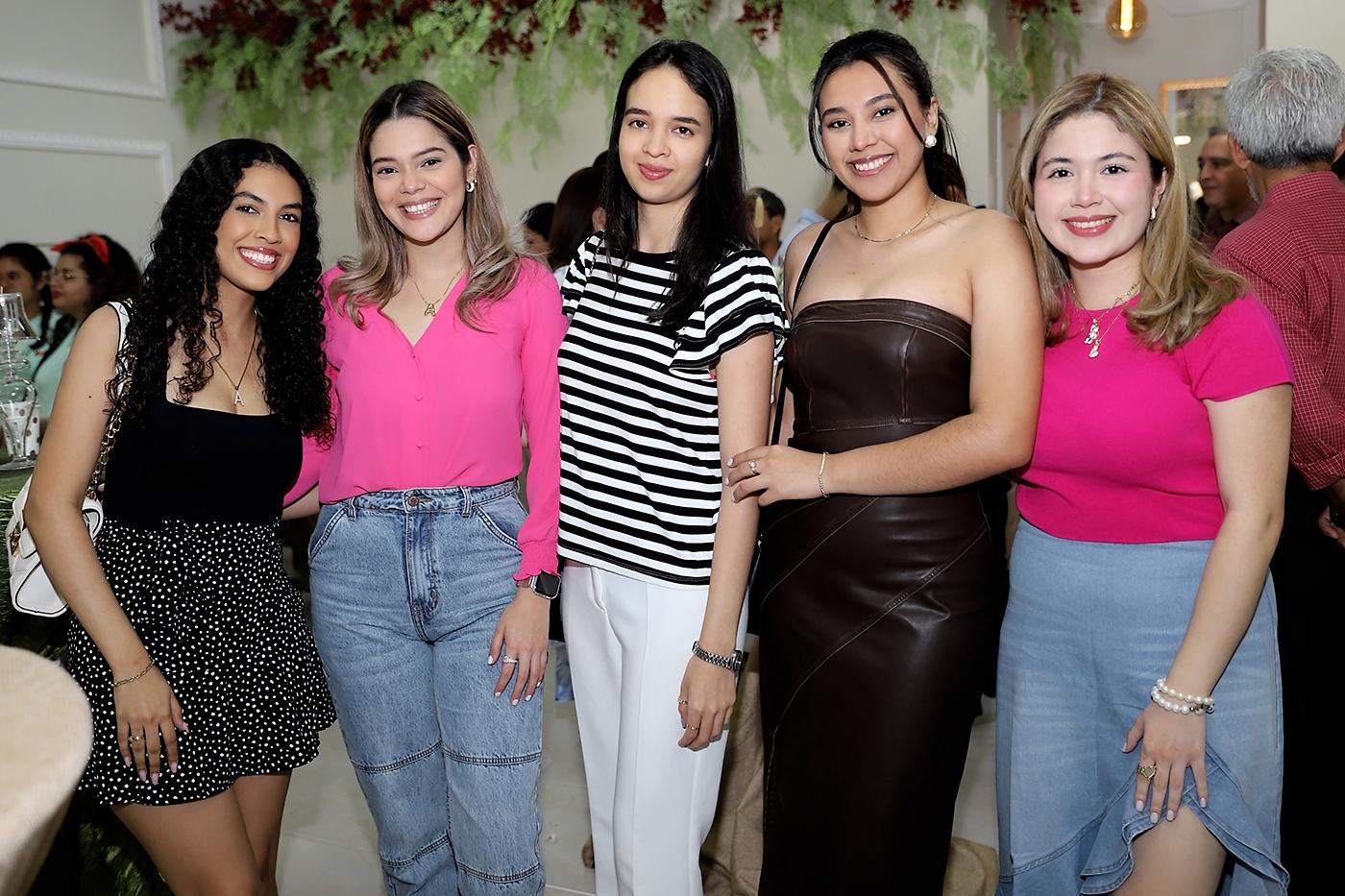 Andrea Elvir, Astrid Nájera, Mariela Madrid, Valeria Nolasco y Lucía Mercado. 