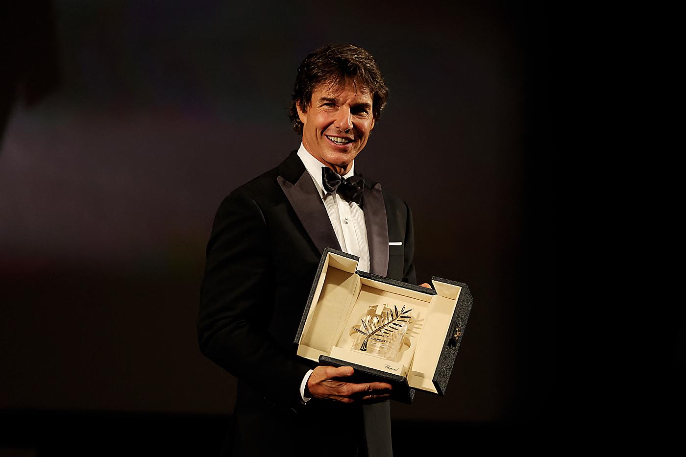 Más de tres décadas después del estreno de Top Gun, Tom Cruise regresó a Cannes con la nueva película Top Gun: Maverick. Al final de la proyección, y de forma sorpresiva, el actor de 59 años recibió la Palma de Oro honorífica enmedio de una ovación de pie que duró más de cinco minutos