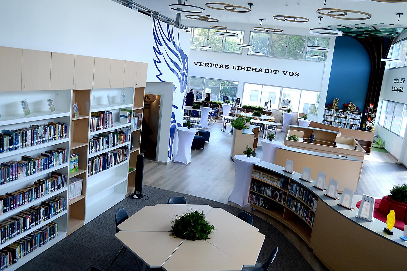 El nuevo Learning Center, equipado con recursos modernos, espacios flexibles y diseñados para fomentar el aprendizaje colaborativo, busca proporcionar a los estudiantes las herramientas necesarias para enfrentar los desafíos del futuro