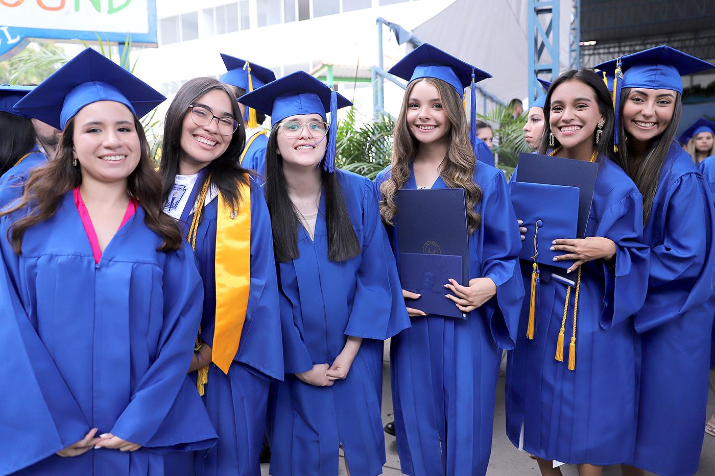 Desfile de graduados de Macris School 2024