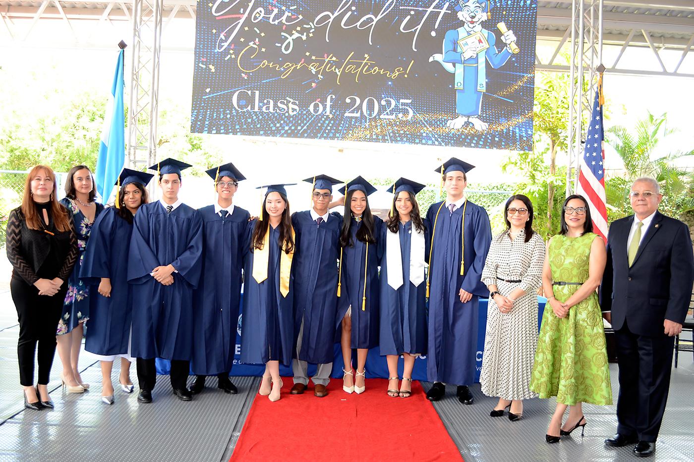 Seniors 2025 junto a representantes de Discovery School.