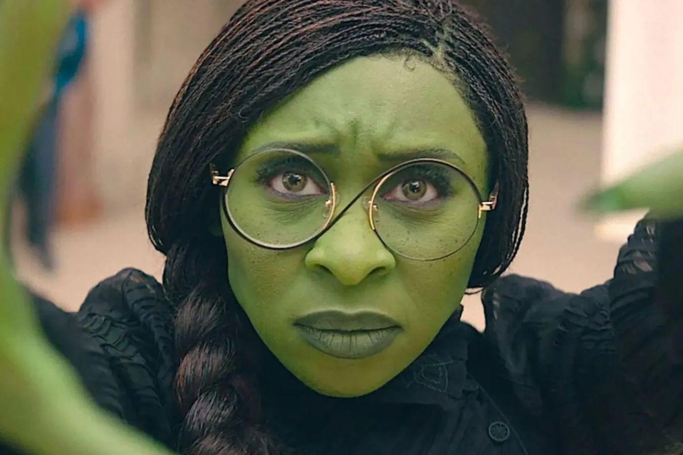 La caracterización de Elphaba, con su distintiva piel verde, requirió un proceso de maquillaje meticuloso. Utilizando productos especializados, el equipo de maquillaje logró una transformación impecable que captura la esencia del personaje y su singularidad.