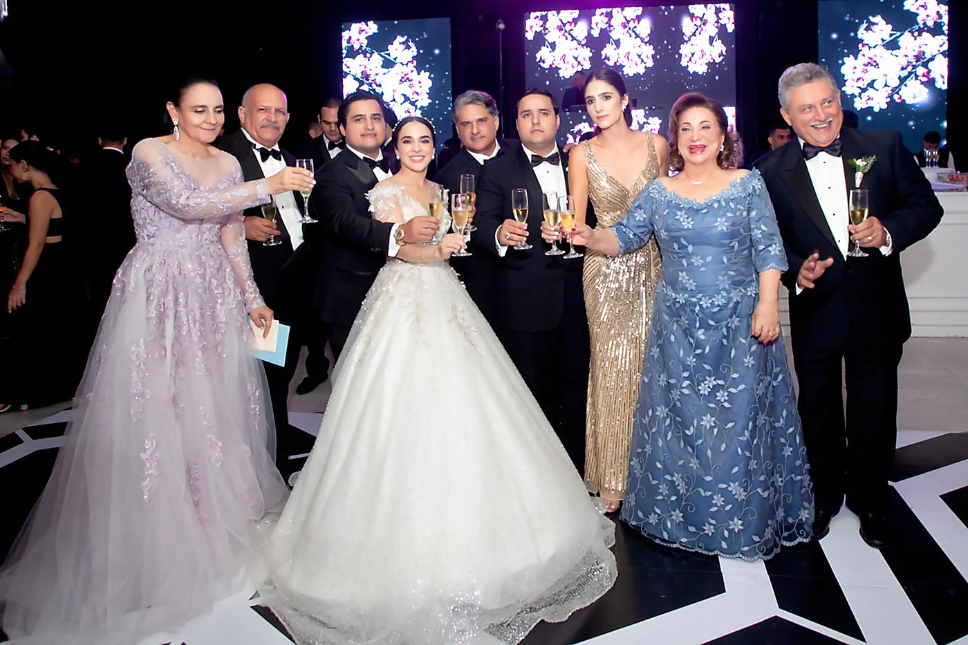 Lizette y Abel Gamero, Basilio Fuschich, Susana Gamero,Basilio, Christopher, Jessica, Suyapa y Basilio Fuschich, durante el brindis por la felicidad de los novios. 