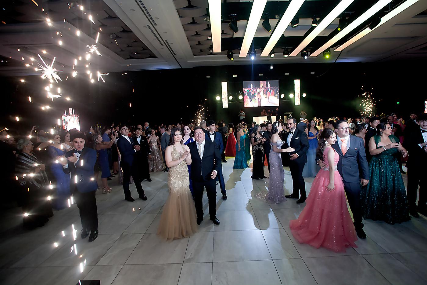 Los graduados y sus padres practicaron anticipadamente el vals para la especial ocasión.